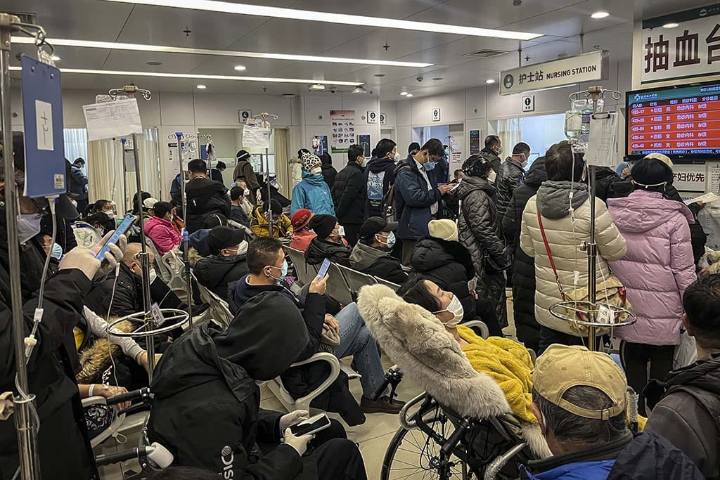 BEIJING: Picture shows patients on wheelchairs and people in the emergency department of a hospital in Beijing on January 3, 2023. Cities across China have struggled with surging infections, a resulting shortage of pharmaceuticals and overflowing hospital wards. – AFP