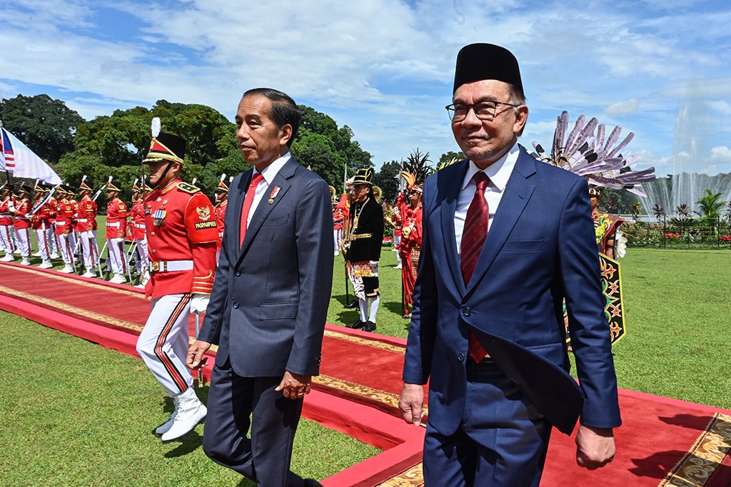 BOGOR: Malaysian Prime Minister Anwar Ibrahim (R) and Indonesian President Joko Widodo (L) attend a welcome ceremony at the presidential palace in Bogor, West Java on January 9, 2023. – AFP