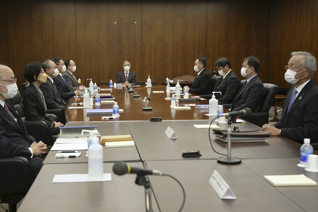 TOKYO: Bank of Japan (BOJ) Governor Haruhiko Kuroda (center) attends a monetary policy meeting at the BOJ headquarters in Tokyo on January 18, 2023. – AFP