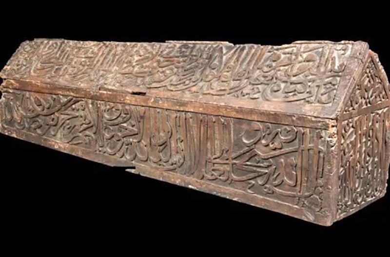 Wooden tomb from Turkey with inscriptions and verses from Suwe Yunus, dating back to 14-15th century.