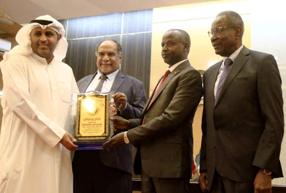 KHARTOUM: International University of Africa officials honor formernKuwaiti Awqaf Minister Dr Muhammad Al-Hamdhan, represented by his son — KUNA