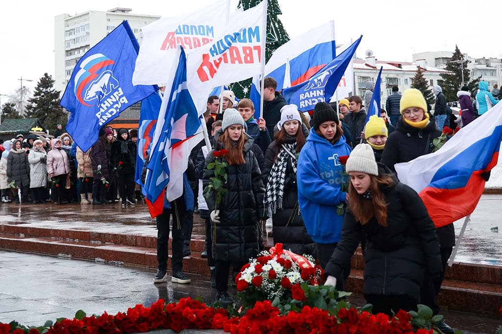 SAMARA: Mourners gather to lay flowers in memory of more than 60 Russian soldiers that Russia says were killed in a Ukrainian strike on Russian-controlled territory, in Samara. – AFP