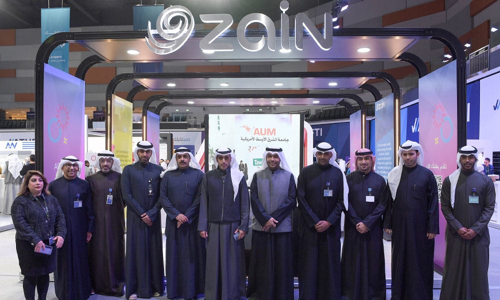 Al Mojel and Al Mudhaf with Al Musaibeeh and Zain’s HR team at the company’s booth.
