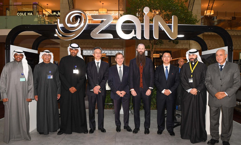 Ambassadors and diplomats with Zain’s team at the company’s booth.