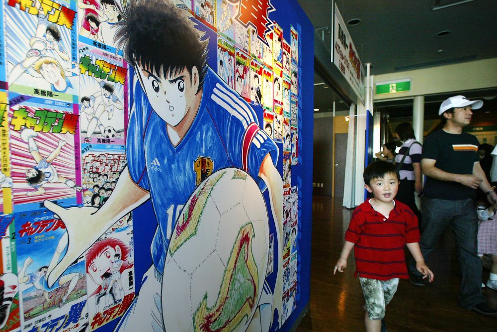 TOKYO: This file photo taken on May 5, 2002 shows the Japanese manga comic character from the Captain Tsubasa series Ohzora Tsubasa (L) displayed at the gate of a comic exhibition in Tokyo. - AFP