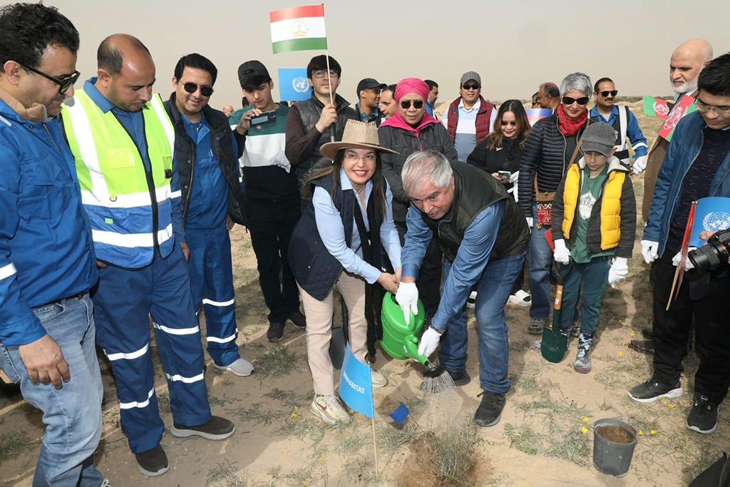Takijikistan's Ambassador plants tree during 'greening Kuwait' campaign. - KUNA photos