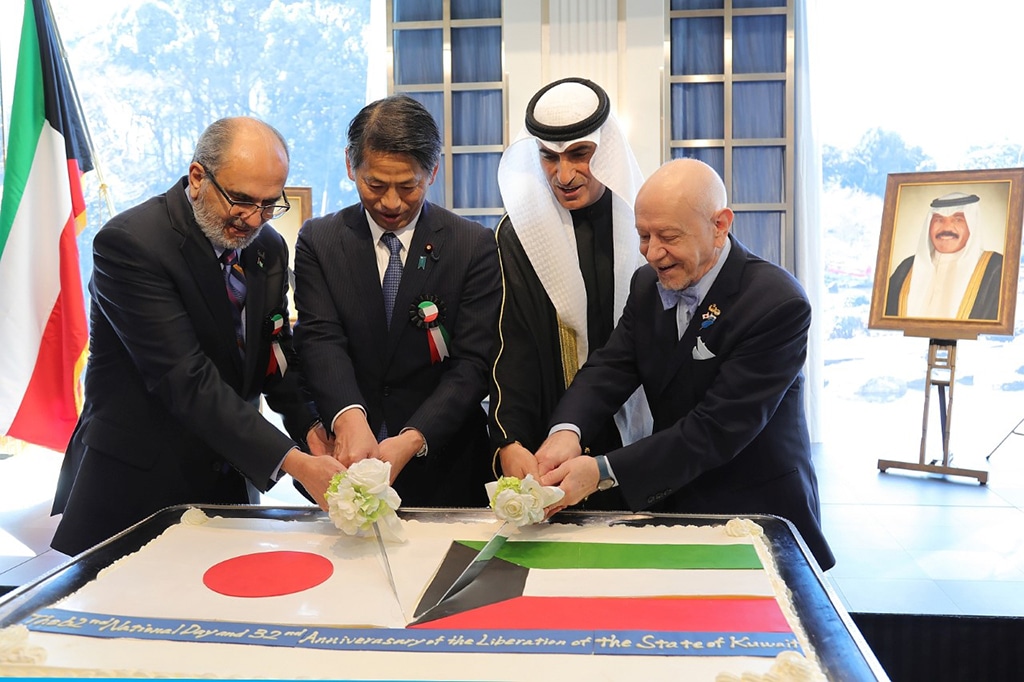 Kuwaiti Ambassador Sami Al-Zamanan, Japanese StatenMinister for Foreign Affairs Kenji Yamada and diplomatsncut the cake during the event in Tokyo. — KUNA