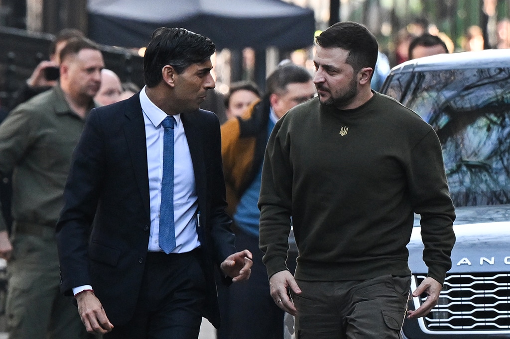 LONDON: Ukraine's President Volodymyr Zelensky (R) arrives with Britain's Prime Minister Rishi Sunak at 10 Downing Street in central London on February 8, 2023, ahead of their meeting. - AFP