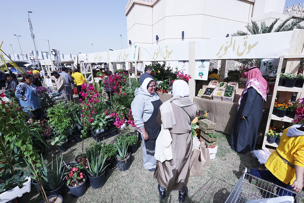 KUWAIT: Visitors flocked to the Nuwair Market on Wednesday to support local farmers and buy fresh produce. — Photos by Yasser Al-Zayyat and Fouad Al-Shaikh