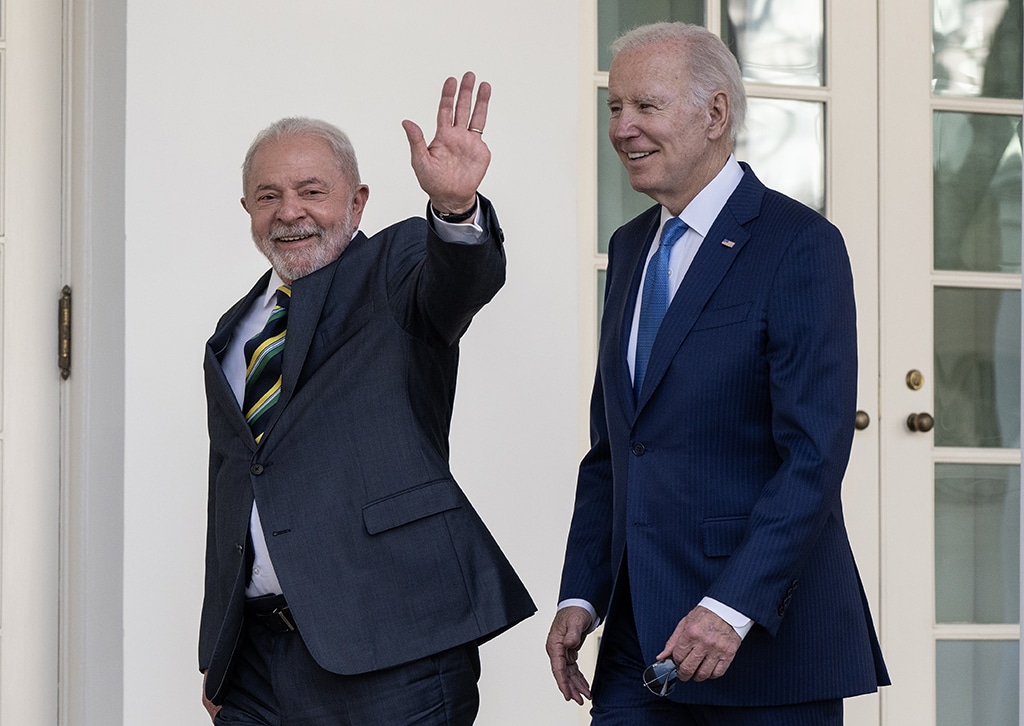 WASHINGTON: US President Joe Biden and Brazilian President Luiz Inacio Lula da Silva walk together along the Rose Garden colonnade at the White House on February 10, 2023. - AFP