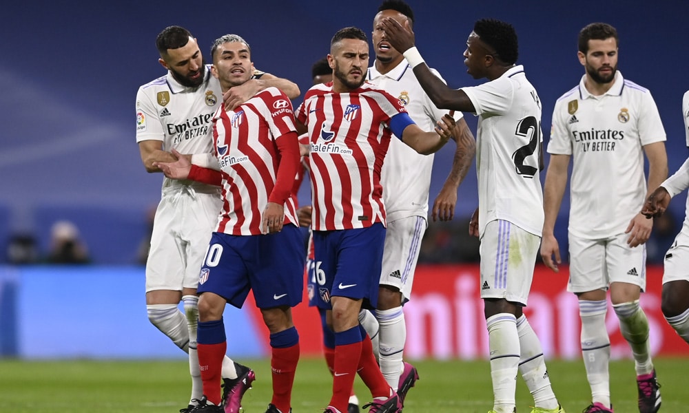 Atletico Madrid's Argentinian forward Angel Correa (2L) discusses with Real Madrid's Brazilian forward Vinicius Junior (R) during the Spanish League football match between Real Madrid CF and Club Atletico de Madrid at the Santiago Bernabeu stadium in Madrid, on February 25, 2023.