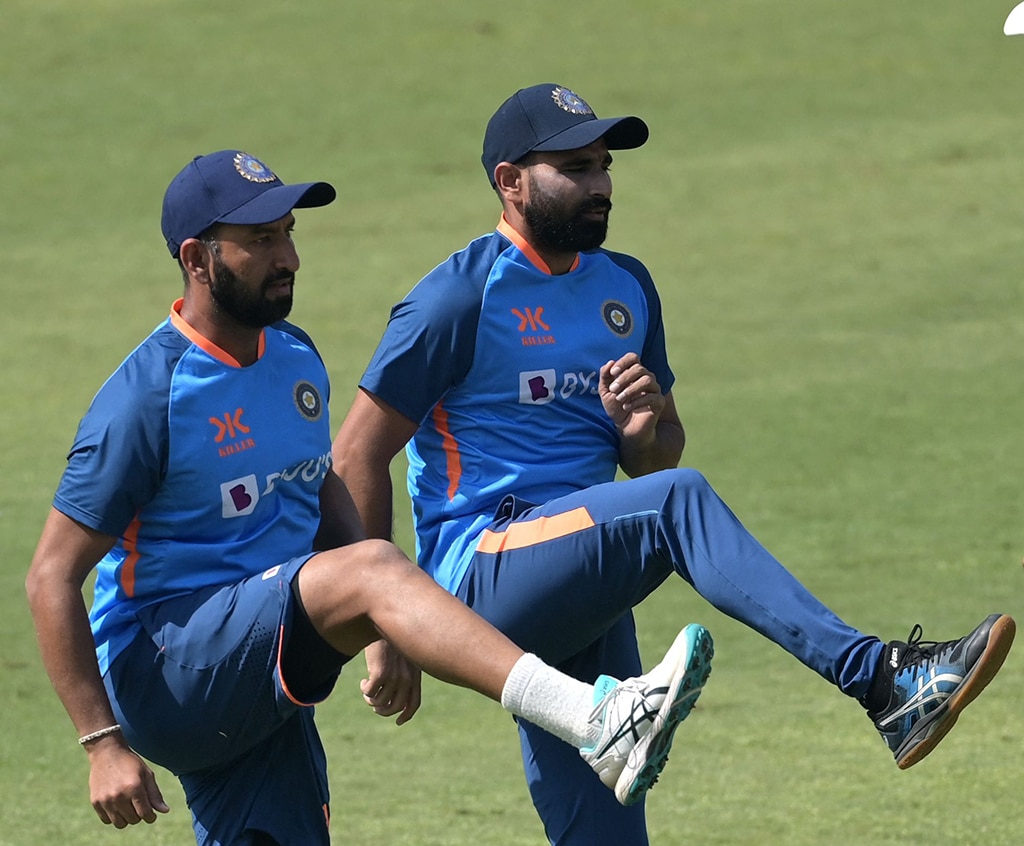 NEW DELHI: India’s Cheteshwar Pujara (left) and Mohammed Shami take part in a practice session at the Arun Jaitley Stadium in New Delhi ahead of their second Test cricket match against Australia. – AFP