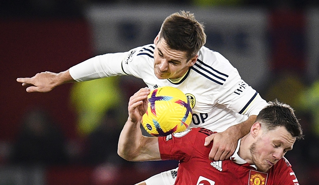 sMANCHESTER: Leeds United's Austrian defender Maximilian Wober (rear) fights for the ball with Manchester United's Dutch striker Wout Weghorst during the English Premier League football match between Manchester United and Leeds United on February 8, 2023. - AFP