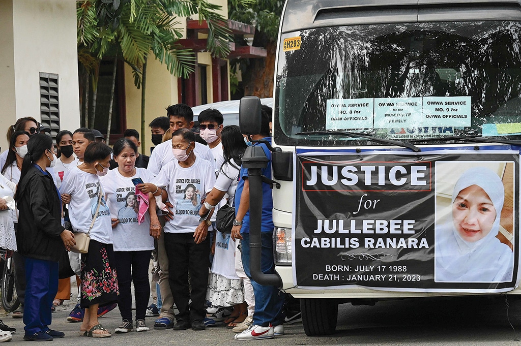 MANILA: Relatives of Jullebee Ranara, a domestic helper who was killed in Kuwait, grieve during her funeral at a cemetery in Las Pinas, Metro Manila on Feb 5, 2023. - AFP