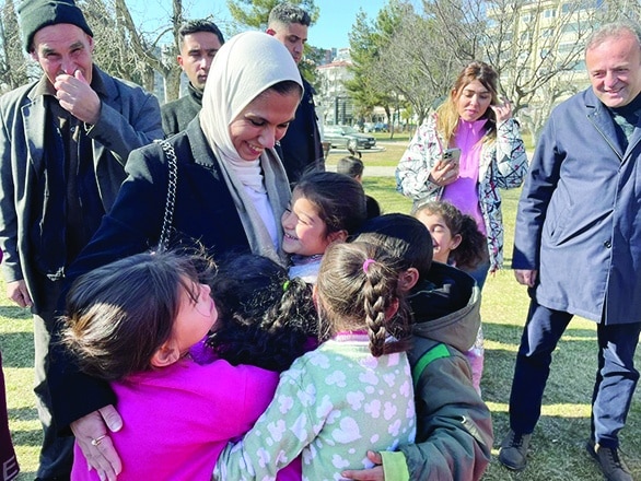 GAZIANTEP, Turkey: Children welcome Kuwaiti Minister of Social Affairs and Minister of State for Women and Childhood Affairs Mai Al-Baghli on Feb 14, 2023. - KUNA