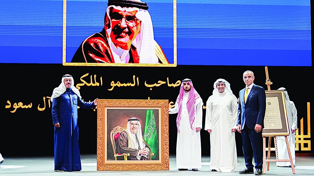KUWAIT: His Highness the Prime Minister Sheikh Ahmad Nawaf Al-Ahmad Al-Sabah honors Poet and Saudi Prince Bader bin Abdul-Mohsen Al-Saud. — KUNA