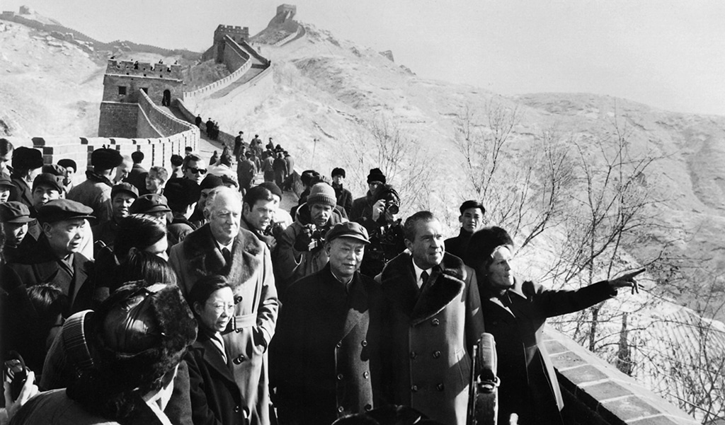 In this file photo taken on February 24, 1972 US President Richard Nixon (second right), his wife Patricia (right) and US Secretary of State William Rogers (fourth right) visit the Great Wall of China north of Beijing during an official visit in China. - What is the most appropriate opera to see in the midst of tensions between Washington and Beijing? “Nixon in China”, John Adams’ masterpiece, makes its debutnon March 25, 2023, at the Paris Opera, with a particular resonance. Created in 1987, fifteen years after the historic visit of the American president to China, this American opera had a controversial debut before becoming a classic. Thirty-six years later, it is on the bill of at least five opera houses in Europe, where it is less known. — AFP