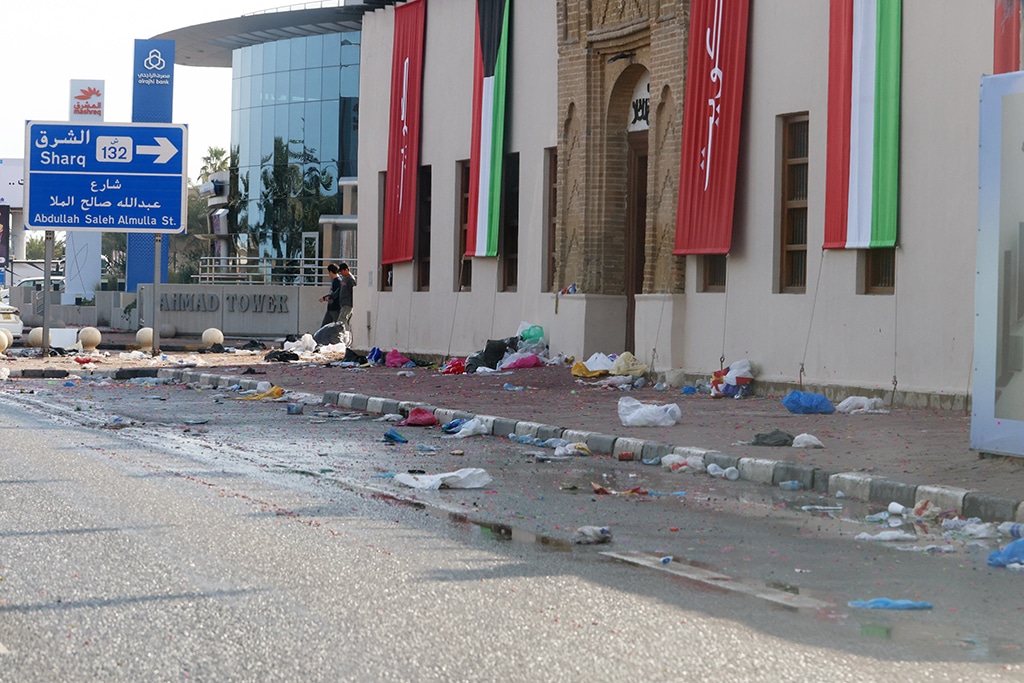 Photo shows garbage at the Arabian Gulf Street - Photo By Yasser Al-Zayyat
