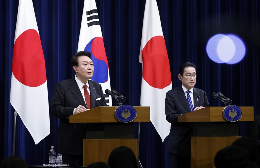 TOKYO: South Korean President Yoon Suk Yeol (L) and Japanese Prime Minister Fumio Kishida attend a joint news conference at the prime minister's official residence in Tokyo on 16 March 2023. - AFP