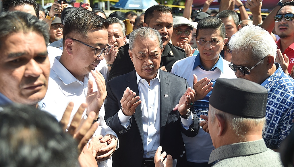PUTRAJAYA: Former prime minister of Malaysia and Perikatan Nasional (PN) chairman Muhyiddin Yassin (C) arrives at the Malaysian Anti-Corruption Commission (MACC) headquarters to give a statement over allegations that his party misused public funds meant to fight COVID-19 in Putrajaya on March 9, 2023. -- AFP