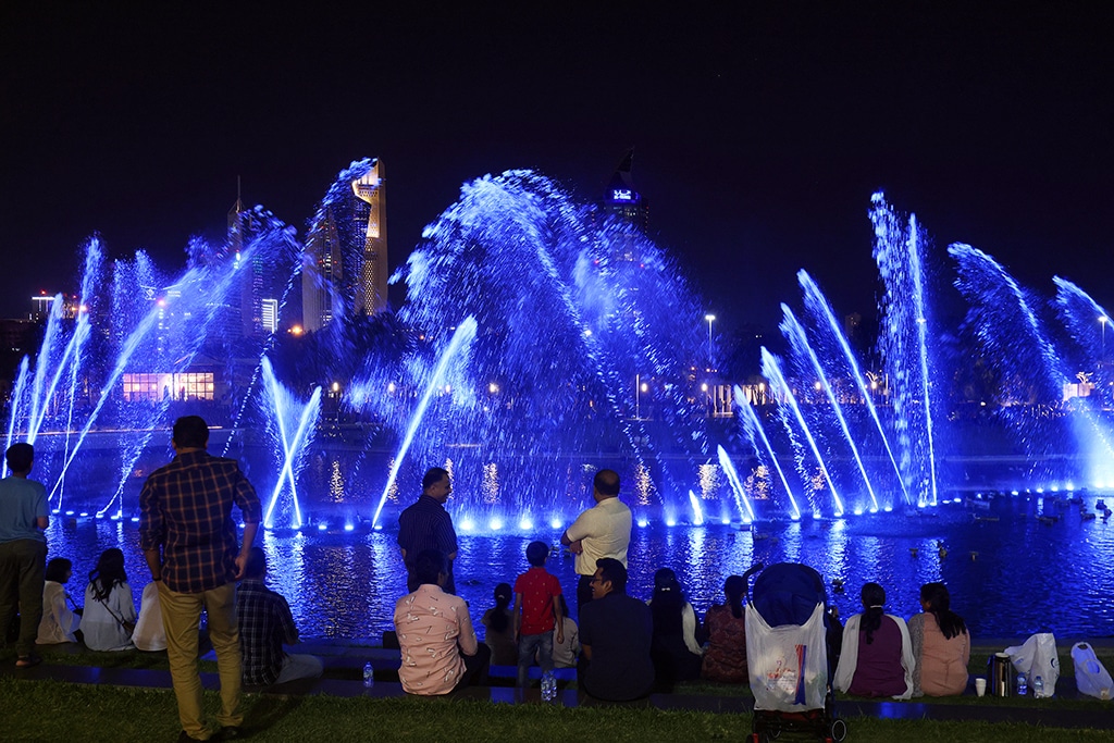 KUWAIT: People watch the dancing fountain at Al-Shaheed Park in Kuwait City, on March 17, 2023. - Photo by Yasser Al-Zayyat