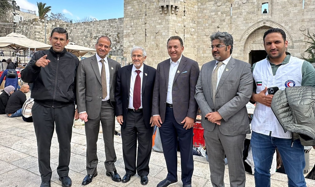 Kuwaiti Red Crescent delegation opens 16 commercial stores in Palestine. — KUNA photos