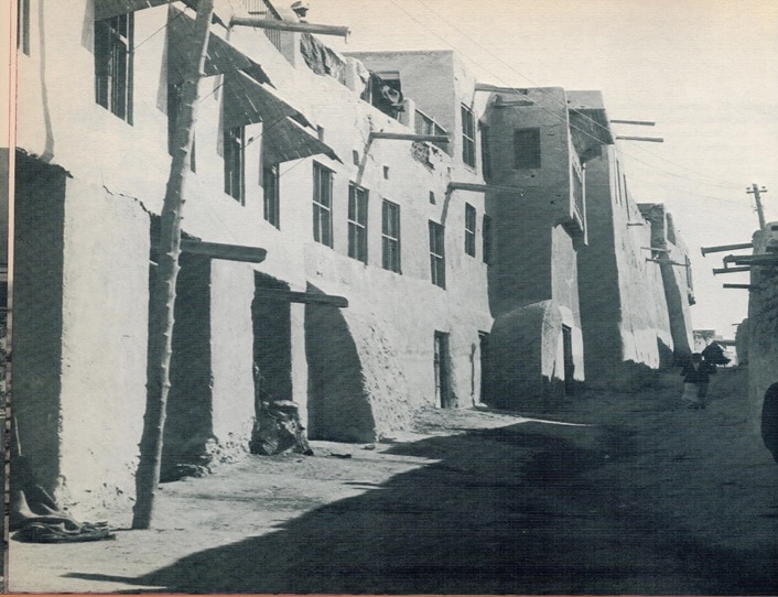 KUWAIT: This archival photo shows Arab houses and narrow streets in old Kuwait. (Source: ‘Kuwait’ by Ralph Shaw, London, 1976. Prepared by: Mahmoud Zakaria Abu Al-Ella, researcher in heritage at the Ministry of Information.)