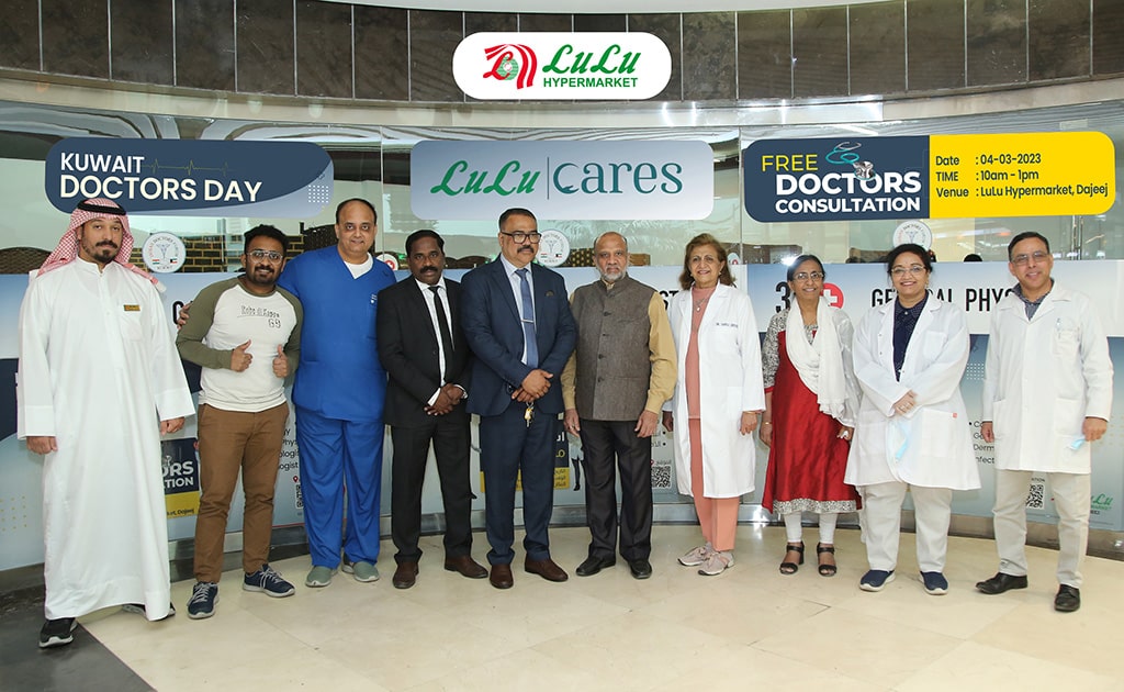 KUWAIT: Doctors and Lulu Hypermarket staff pose for a photo at the free doctor’s consultations event. 