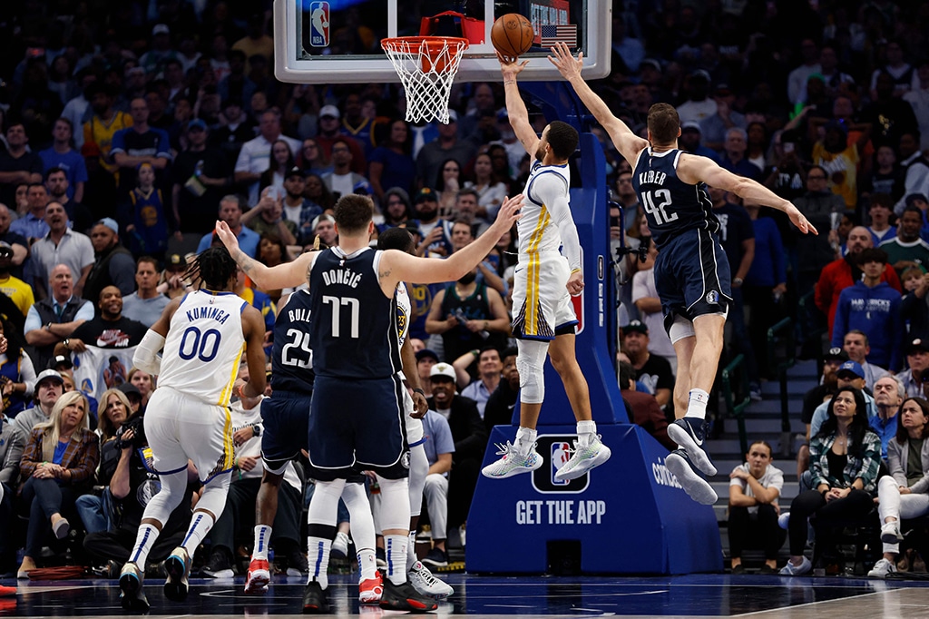 DALLAS: Stephen Curry of the Golden State Warriors scores on a layup against Maxi Kleber of the Dallas Mavericks at American Airlines Center on March 22, 2023. — AFP