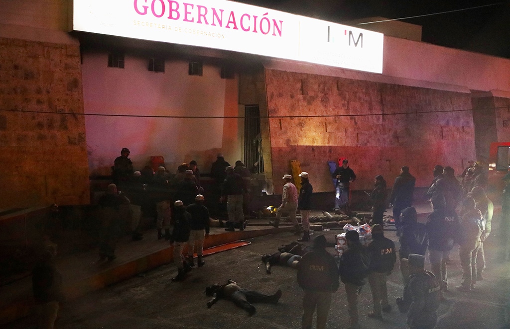 CIUDAD JUAREZ: Firefighters and police rescue migrants from an immigration center, where at least 39 people were killed and dozens injured after a fire. — AFP