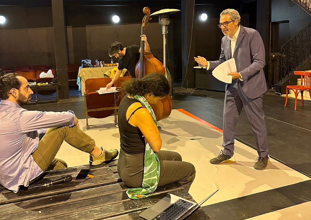 TUNISIA: Kuwaiti playwright and director Sulayman Al-Bassam gives a workshop at the festival. – KUNA