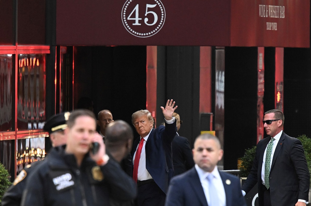 NEW YORK: Former US President Donald Trump waves as he arrives at Trump Tower in New York on April 3, 2023. Trump arrived on April 3, 2023 in New York where he will surrender to unprecedented criminal charges, taking America into uncharted and potentially volatile territory as he seeks to regain the presidency. — AFP