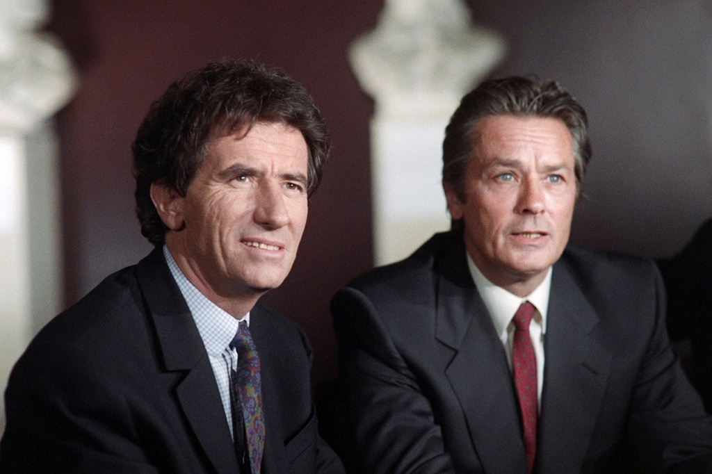 French actor Alain Delon (left) and French Culture Minister Jack Lang attend the TV broadcast (Questions à domicile) on French Channel TF1, at the Jeu de Paume, in Versailles, on January 19, 1989. —AFP