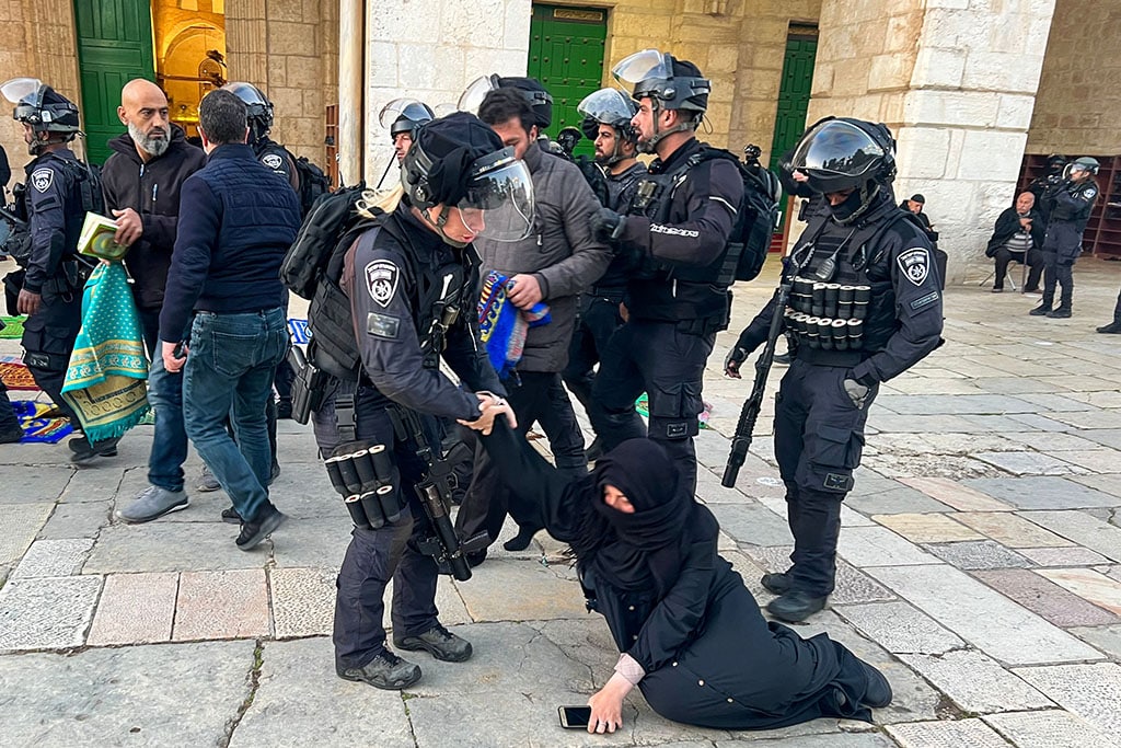 JERUSALEM: Zionist security forces remove Palestinian Muslim worshippers from the grounds of Al-Aqsa Mosque compound early on April 5, 2023 during the holy month of Ramadan. – AFP