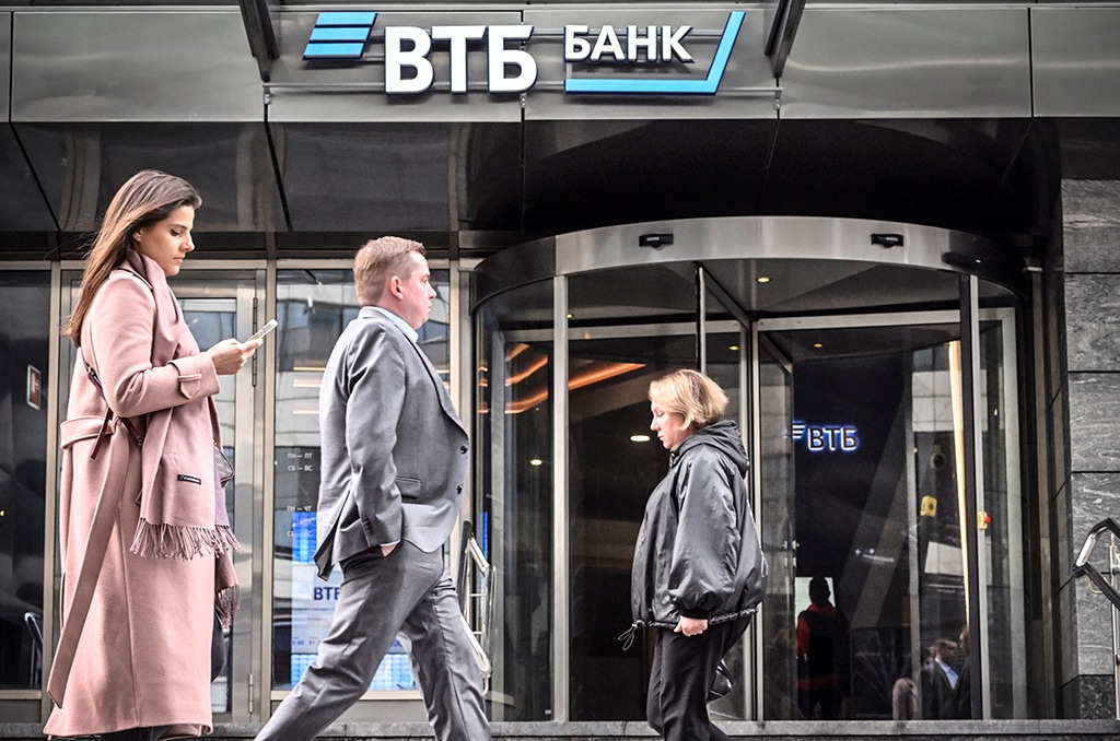 MOSCOW: People walk past a branch of Russian VTB bank in Moscow on April 5, 2023. Russia's second-largest bank, VTB, reported a huge loss amounting to .7 billion in 2022 after it was hit hard by Western sanctions over Moscow's offensive in Ukraine. – AFP
