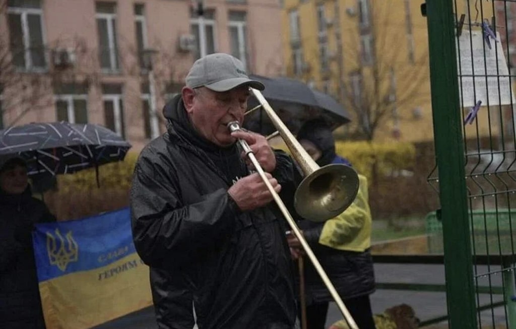 Musician Valentyn Dudkin plays at 9.01am every day in Kyiv. His repertoire usually consists of the national anthem and popular folk song Chervona Kalyna.— AFP
