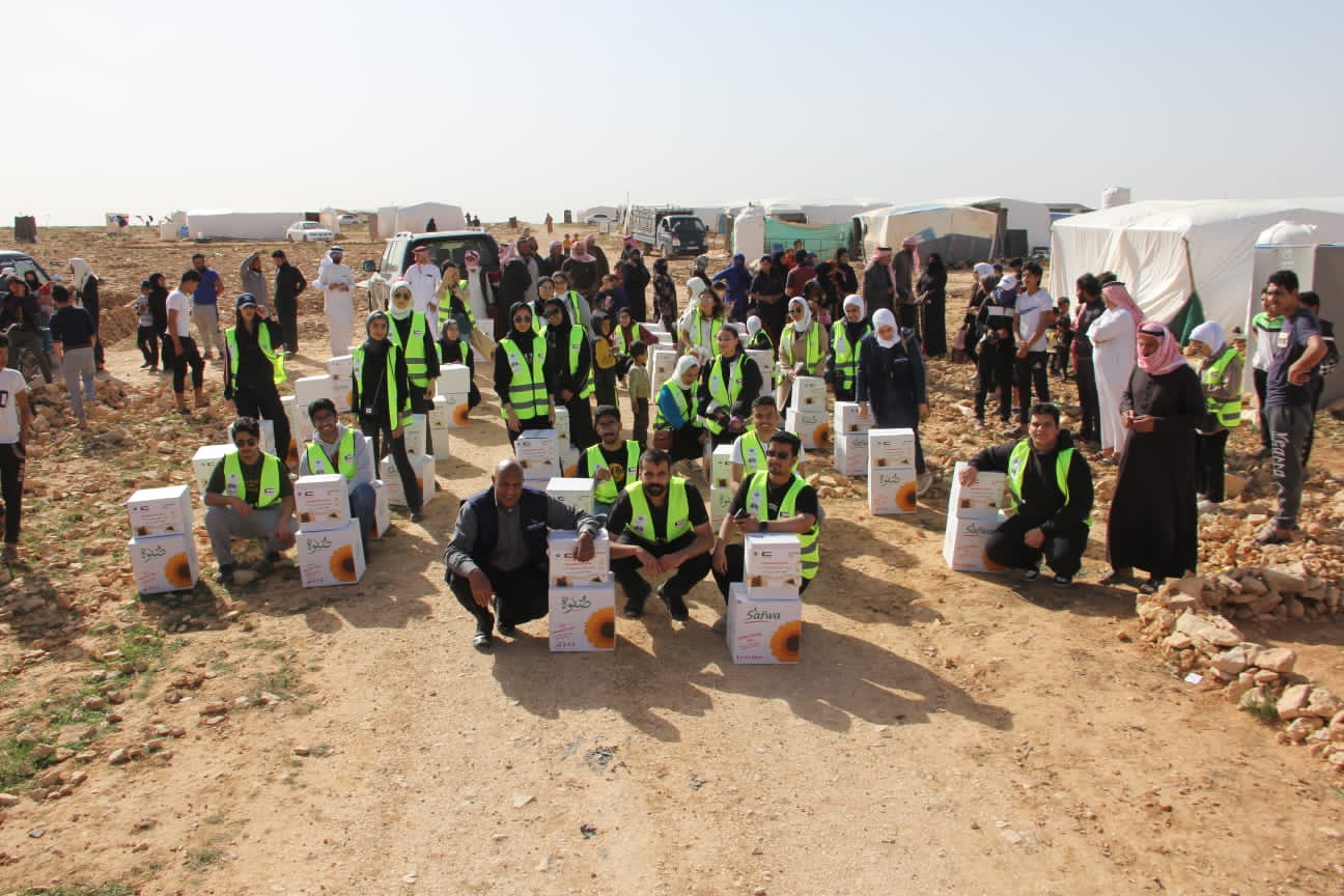 Kuwaiti students in Jordan support and offer aid to Syrian refugees. — KUNA photos