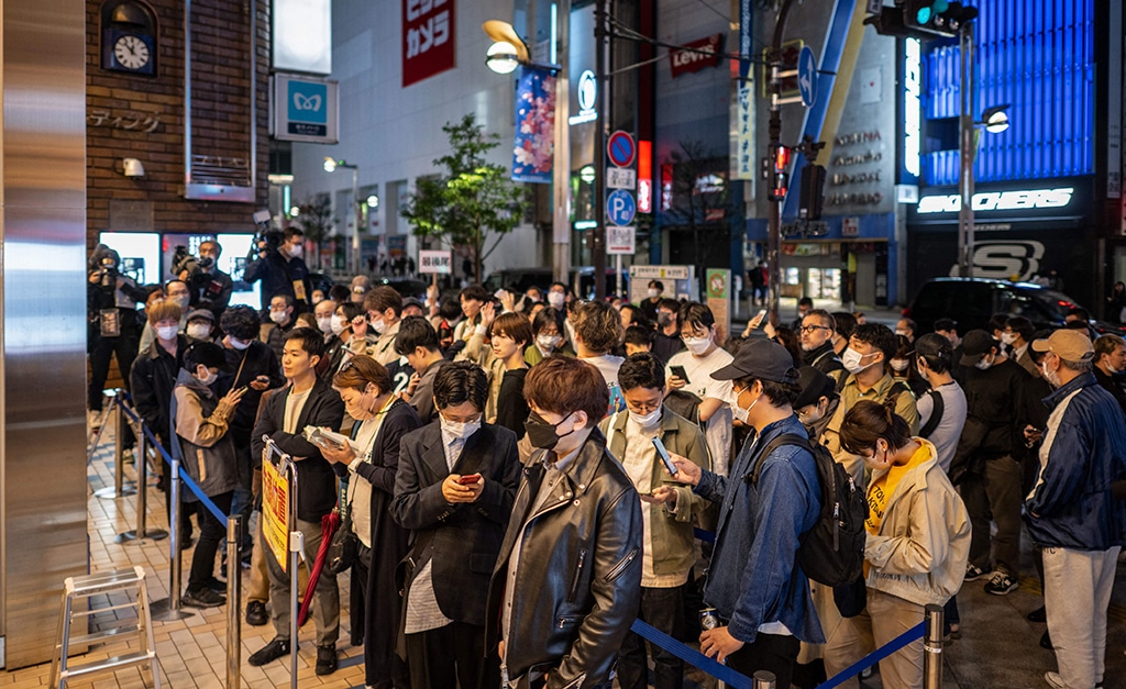 People line up to purchase the fresh copies of Japanese writer Haruki Murakami's new novella 'The City and Its Uncertain Walls', which is the writer's new book in six years, at a book store in Shinjuku district of Tokyo.— AFP photos