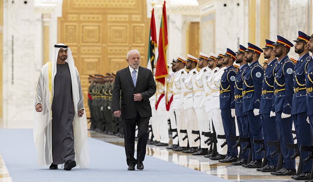 ABU DHABI: UAE President Sheikh Mohamed Bin Zayed Al-Nahyan (left) and Brazil’s President Luiz InacionLula da Silva inspect the honor guard during an official reception at Qasr Al-Watan in Abu Dhabi. — AFP