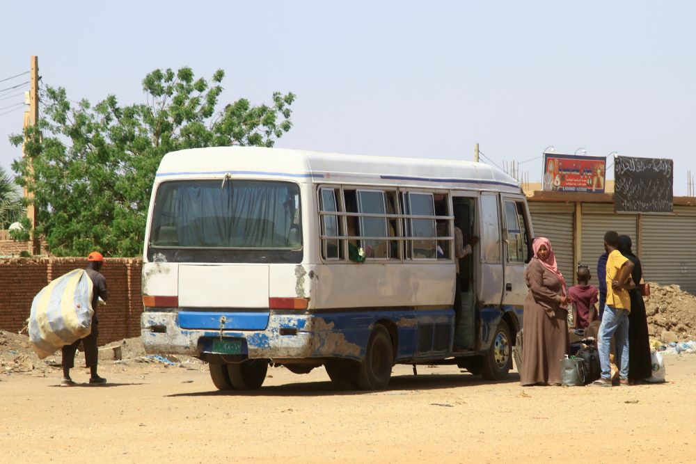 KHARTOUM: People flee the southern part of Khartoum as street battles between the forces of two rival Sudanese generals continue on April 21, 2023. - AFP