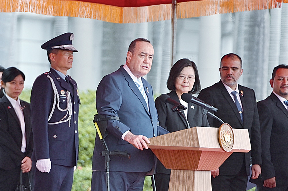 TAIPEI: Guatemala President Aleiandro Eduardo Giammattei (C) speaks next to Taiwanese President Tsai Ing-wen during a military welcome ceremony in front of the Presidential Office in Taipei. -- AFP