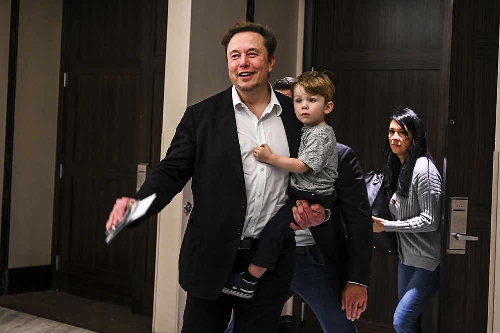 MIAMI BEACH: Twitter CEO Elon Musk holds one of his children after a keynote speech at the “Twitter 2.0: From Conversations to Partnerships,” marketing conference in Miami Beach, Florida, on April 18, 2023. — AFP