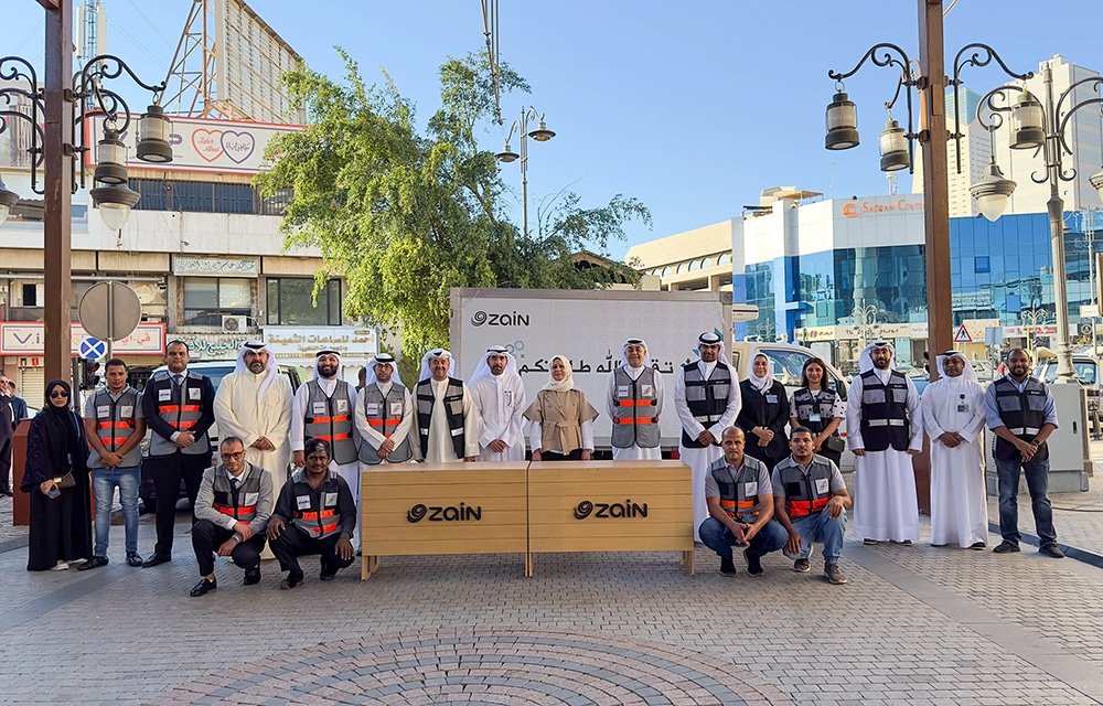 KUWAIT: Eaman Al-Roudhan and Meshal Al-Ansari with Zain and Kuwait Food Bank teams.