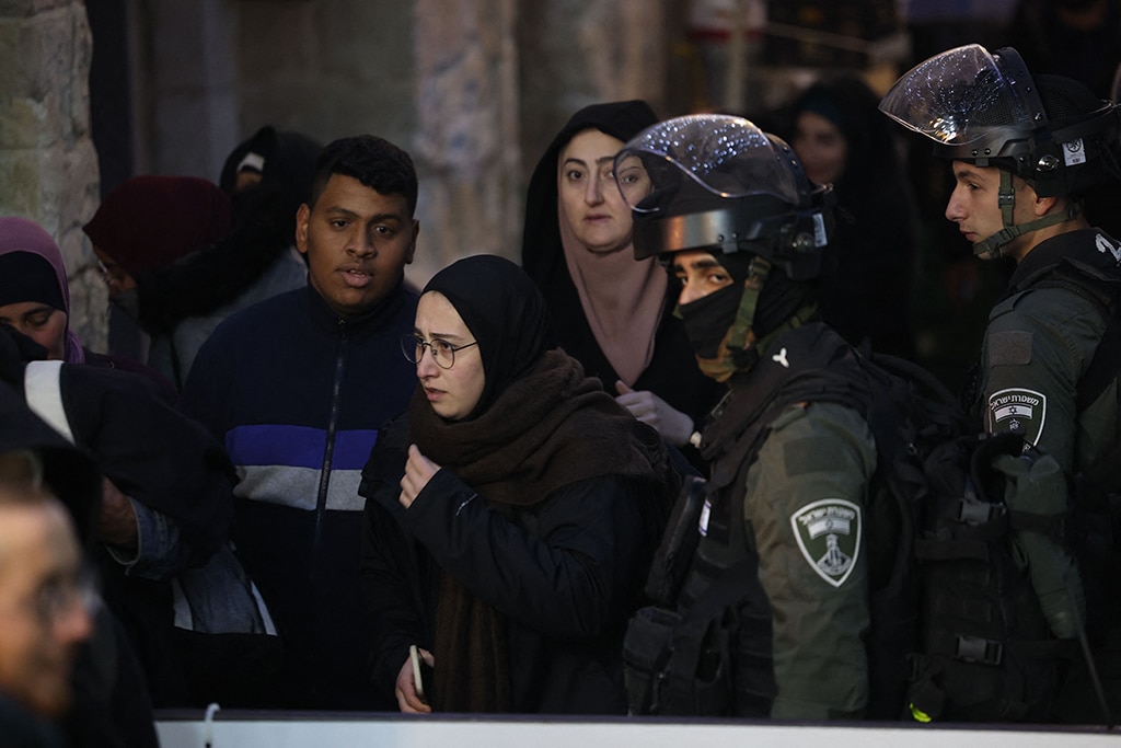 JERUSALEM: Zionist security forces are seen during the expulsion of worshipers from Al-Aqsa mosque compound in Jerusalem’s Old City. — AFP