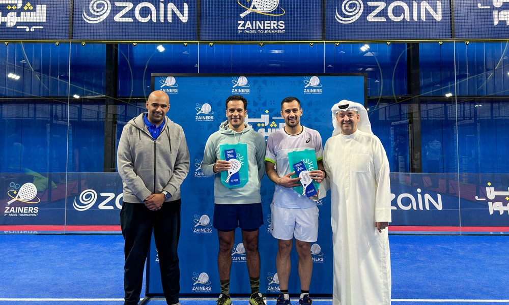 Waleed Al Khashti and Hamad Al Musaibeeh award the champions.