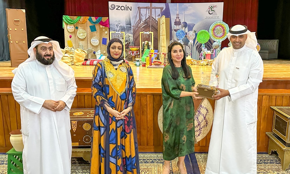 Dr. Bibi Al Amiri and Aamer Al Enzi recognize Hamad Al Musaibeeh for Zain’s efforts in making the event a success.