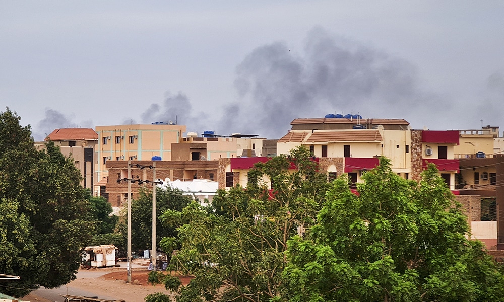 KHARTOUM: Smoke billows over residential buildings in Khartoum as deadly clashes between rival generals' forces have entered their third week. Heavy fighting again rocked Sudan's capital as tens of thousands have fled the bloody turmoil and a former prime minister warned of the 'nightmare' risk of a descent into full-scale civil war. – AFP