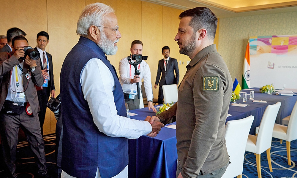HIROSHIMA: Ukraine's President Volodymyr Zelensky (R) shaking hands with India's Prime Minister Narendra Modi (L) in Hiroshima, on the second day of the G7 Summit Leaders' Meeting. – AFP