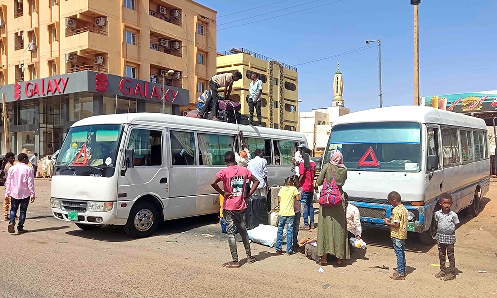 KHARTOUM: People board a bus as they evacuate southern Khartoum on May 23, 2023 after a one-week ceasefire between Sudan's army and paramilitary Rapid Support Forces officially went into force. – AFP