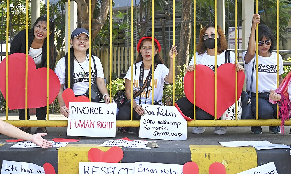 PASAY: Photo shows pro-divorce protesters taking part in a demonstration on Valentine's Day in front of the Senate Building in Pasay, Metro Manila. – AFP